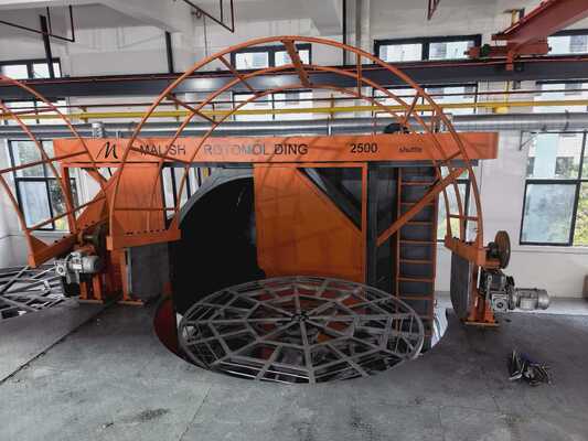 Macchina di stampaggio rotante a iniezione a tre bracci per forni mobili per la produzione ad alta capacità