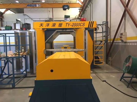 Macchina per lo stampaggio a rotazione a navetta Macchina per lo stampaggio a vuoto in plastica Macchina per lo stampaggio a rotazione automatica con controllo a velocità variabile