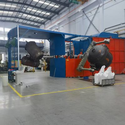 Produrre in modo efficiente grandi serbatoi di stoccaggio e altro con attrezzature di stampaggio rotazionale a tre bracci