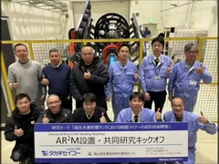 Macchina di stampaggio a rotazione specifica per serbatoi di idrogeno