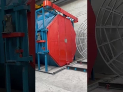 Macchine per lo stampaggio a rotazione con navetta